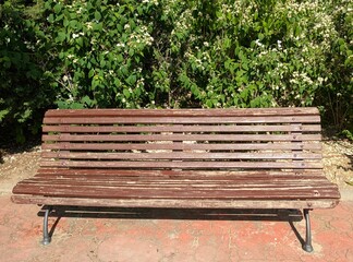 Banco de parque de madera con patas de hierro fundido