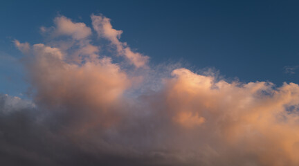 Schnelles Wetter, wechselnde Wolken über Marburg