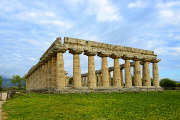 Obraz premium Temple of Hera in Paestum, Greek temple of Magna Graecia, the ruins of the ancient city of Paestum. UNESCO World Heritage Site, municipality of Capaccio, province of Salerno, Italy
