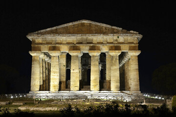 Obraz premium Second Temple of Hera in Paestum, Greek temple of Magna Graecia, the ruins of the ancient city of Paestum. UNESCO World Heritage Site, municipality of Capaccio, province of Salerno, Italy
