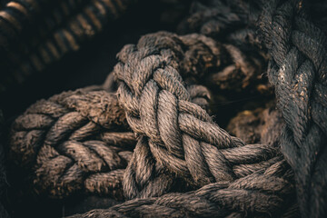 Detailaufnahme von Fischereiseilen