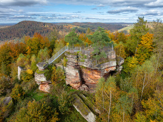 Herbstlicher Winschertfels im Pfälzerwald mit Panoramablick