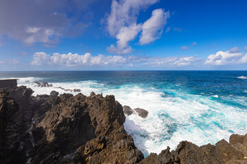 Malowniczy krajobraz wodny z wybrzeżem nad Oceanem Atlantyckim na egzotycznej wyspie Madera, pejzaż morski, tło lub tapeta do projektu © anettastar