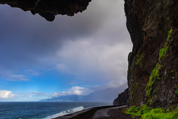 Malowniczy krajobraz wodny z wybrzeżem nad Oceanem Atlantyckim na egzotycznej wyspie Madera, pejzaż morski, tło lub tapeta do projektu © anettastar