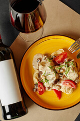 Beef with mushroom cream sauce, mashed potatoes, tomatoes and red wine pairing