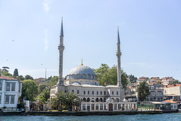Naklejka premium Beylerbeyi Mosque in Bosphorus Strait Side of Istanbul, Turkey