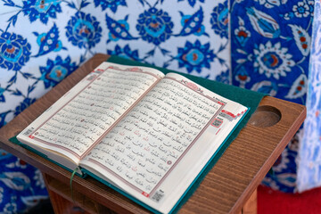 Obraz premium Istanbul, Turkey, The Quran next to the tomb of Sultan Suleiman the Magnificent, a place for prayer