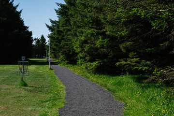 Obraz premium Disc golf course in a park with green trees in Akranes, Iceland