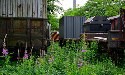 kontainer und alter verlassener zug in duisburg, deutschland