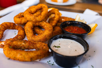 aros de cebolla con toppings