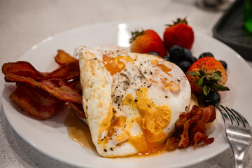 desayuno de huevo con frutos rojos y tocino
