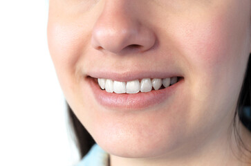 Limpieza dental con ultrasonido. Dientes sanos, higiene oral y sonrisa saludable.  