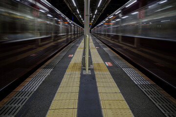 電車の通過する夜の駅