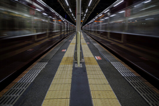 電車の通過する夜の駅