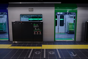 Osaka Metro、車両が停車中の夢洲駅風景
