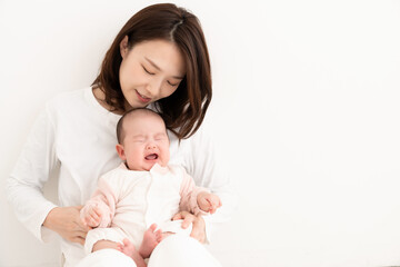 お母さんと赤ちゃん　泣く