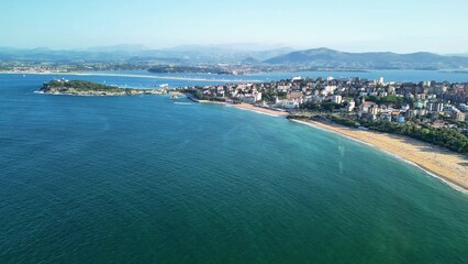 Fototapeta premium A stunning aerial view of the scenic coastal landscape featuring beautiful sandy beaches