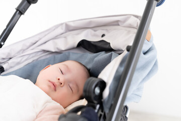 ベビーカーで眠る赤ちゃん