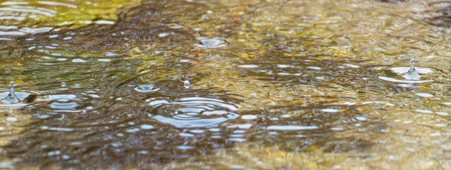 梅雨の季節　川の水面に雨が降る20