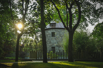 Obraz premium pequeña torre de piedra en un bosque en el atardecer