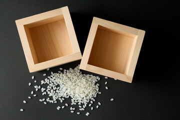 こぼれた少しのコメと2つの空の升