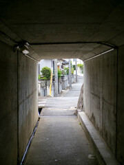 Obraz premium 鉄道の下を通るアンダーパス