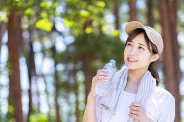 水分補給する女性