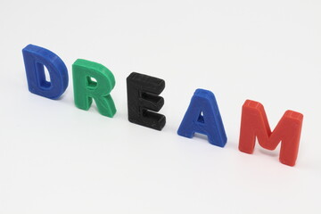 カラフルな「DREAM」文字