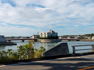 浜名湖に架かる明月橋と街の風景