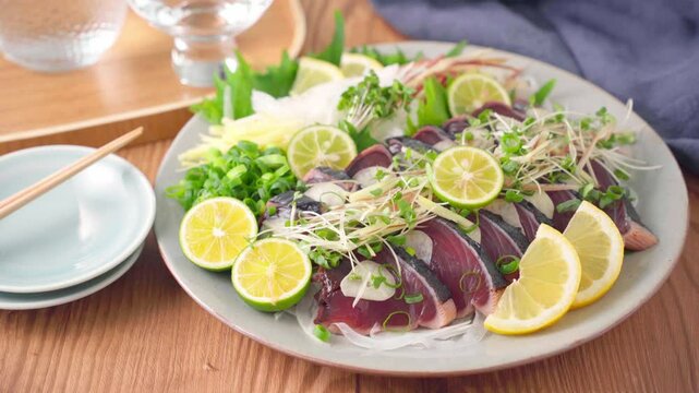 薬味たっぷりの鰹のたたき