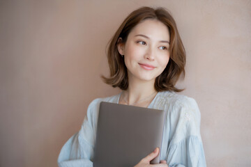 ノートパソコンを持った女性 Generative AI