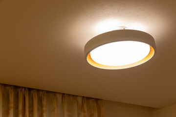 部屋を照らす円形の照明