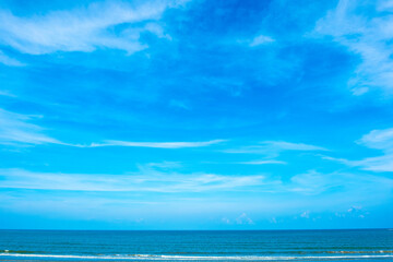 Obraz premium Nature of the ocean and blue sky Summer with sunshine, sandy beaches, clear blue waters sparkling against the blue sky. on an island with good ecology and environment Background for summer vacation