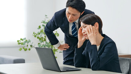 オフィスで落ち込む男女ビジネスパーソンのグループ