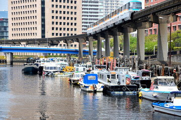 芝浦の運河の上を走るモノレール