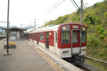 Obraz premium ローカル線のホームに停車するレトロ列車