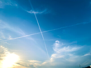 飛行機雲のある風景
