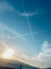 飛行機雲のある風景