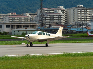 Fototapeta premium 八尾空港に着陸した軽飛行機
