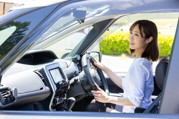 車を運転する女性