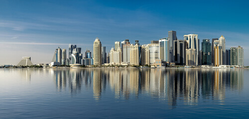 Obraz premium Doha, Qatar - January 03, 2025: Beautiful Doha Skyline view day time 