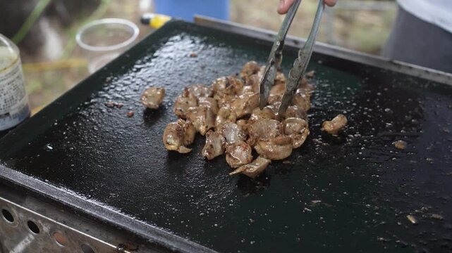 鉄板で砂肝を焼く様子