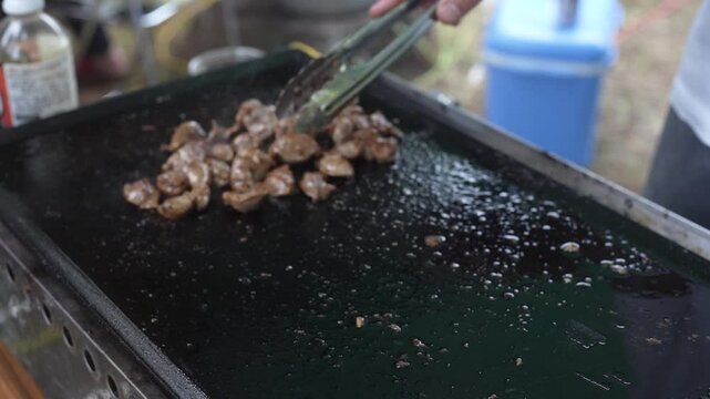 鉄板で砂肝を焼く様子