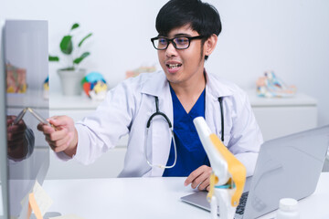 Doctor at the clinic examined knee injury and provided advice on joint recovery, recommended effective treatment, and received proper health care support.