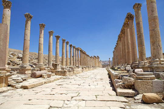 Fototapeta Colonnaded street at the ancient city of Gerasa, now Jerash, Jordan