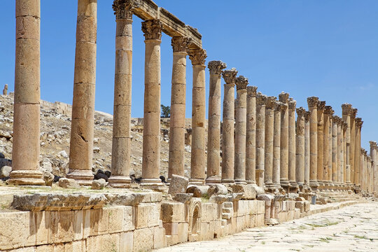 Fototapeta Colonnaded street at the ancient city of Gerasa, now Jerash, Jordan