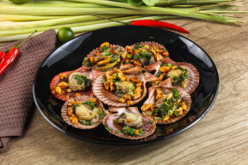 Baked scallops with scalion oil