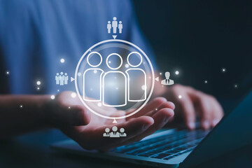 Businessmen use computers to recruit, manage and recruit HR teams to develop the leadership of employees and personnel for the company's competitive strategy to be successful.