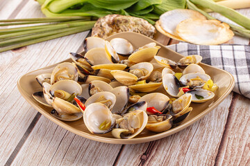 Boiled fresh clams with lemongrass