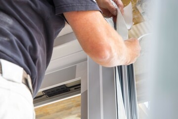 Fenstereinbau: Handwerker bauen Fenster ein